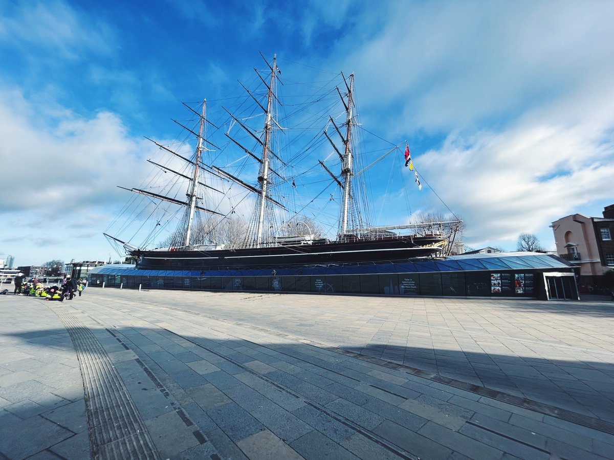 megatobe's tweet photo. I lived here for years and I didn’t know there was a big boat! #cuttysark https://t.co/rJKaKBNySB