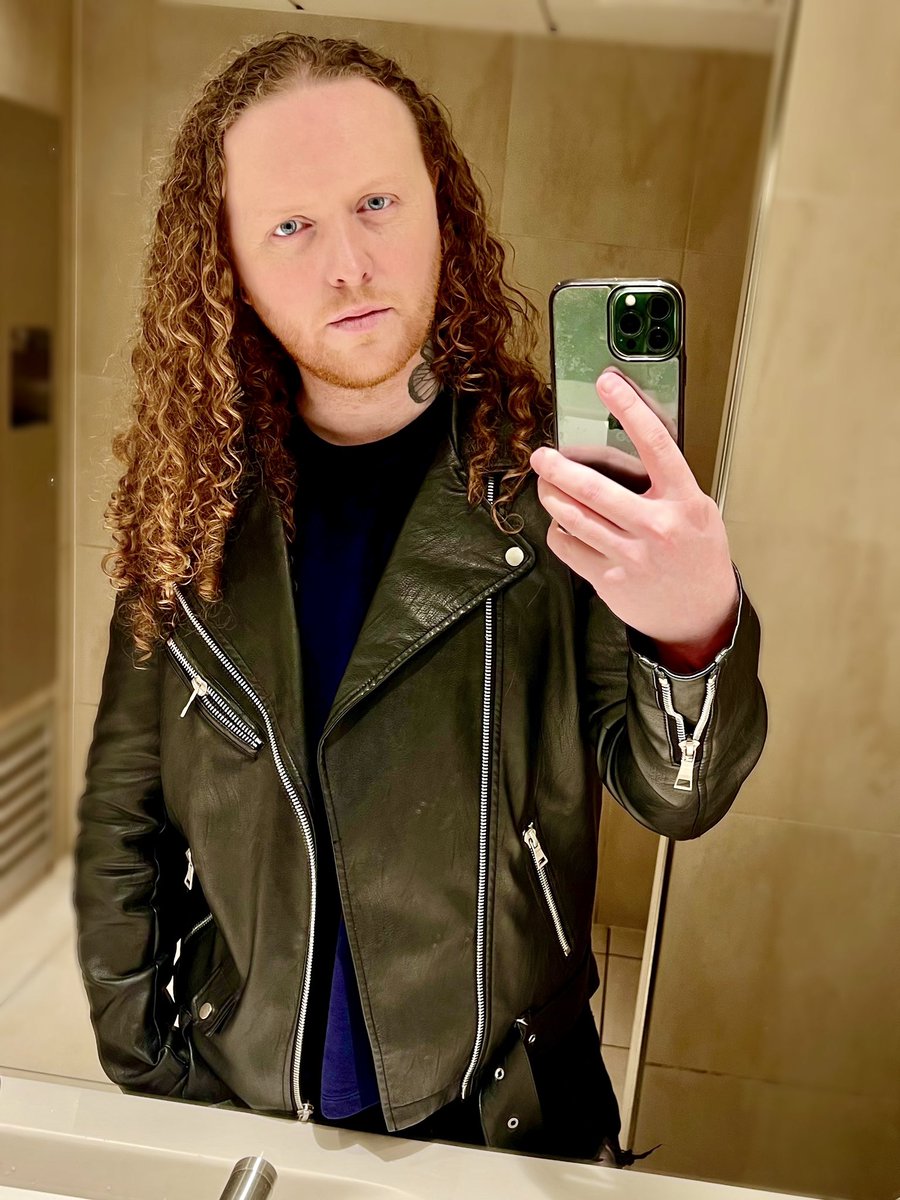 Curls curls curls 🧡 

#redhead #redhair #ginger #gingerhair #gingerguy #redhot100 #curlyhair #mirrorselfie #whyareyoustillreadingthesehashtags