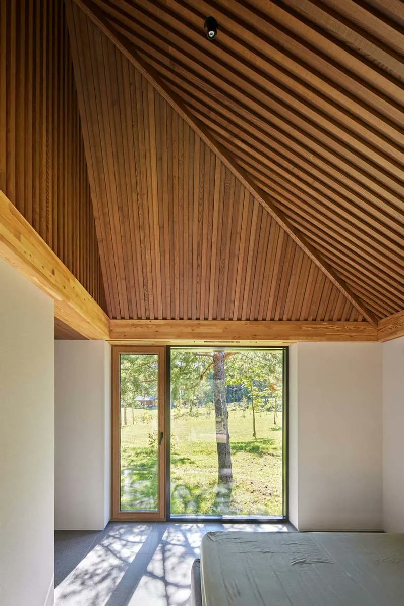designboom's tweet photo. in the picturesque hills of lithuania, a cluster of guest houses by HEIMA gazes skywards
https://t.co/7ow5zDK0A3 https://t.co/aP4PCaMgL4