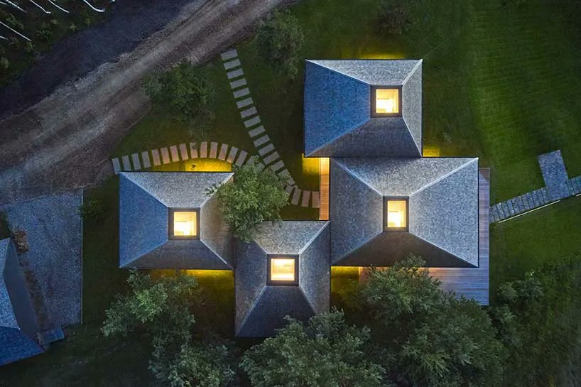 designboom's tweet photo. in the picturesque hills of lithuania, a cluster of guest houses by HEIMA gazes skywards
https://t.co/7ow5zDK0A3 https://t.co/aP4PCaMgL4