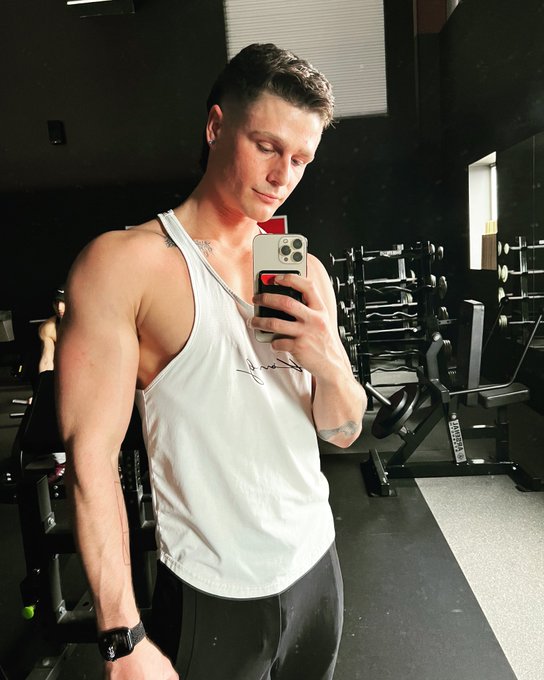 Baby it&rsquo;s still cold outside, but the gym was open despite having no power 💪🏼⚡️ https://t.co/pZhe6ri<a href="/tag/nationalboyfriendday"class="tags"><span>#nationalboyfriendday</span></a>
