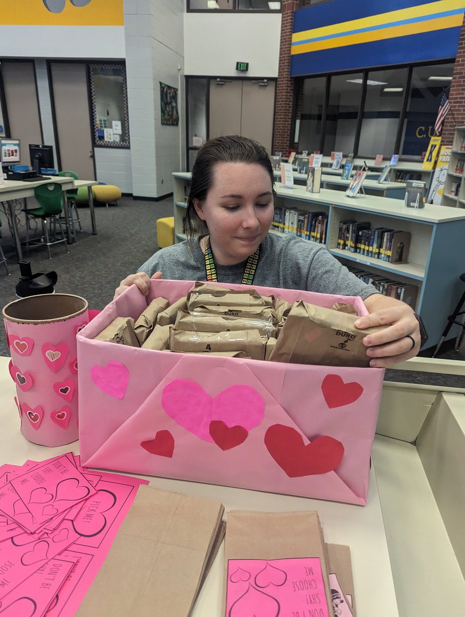 KlebLibrary's tweet image. Have you stopped by to pick up a book for our February Library Challenge? Even teachers are ready to take a chance and &quot;fall in love&quot; with a new book! @KleinLibraries @KlebKISD