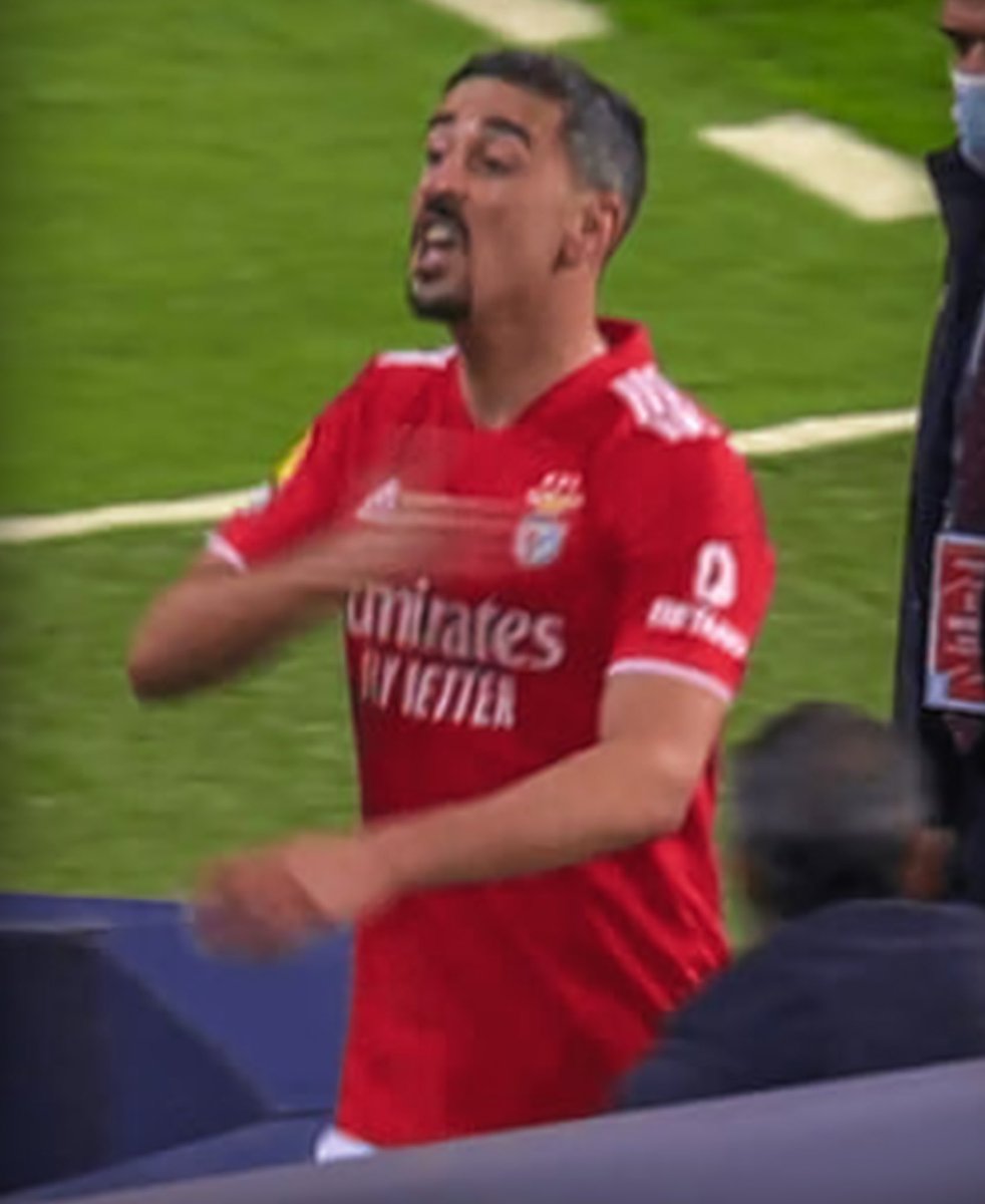 1amorbenfica's tweet photo. Serás para sempre lembrado como um dos que mais entregou tudo pelo nosso Benfica, André Almeida merece respeito por todos nós Benfiquistas 12 anos não são 12 dias, OBRIGADO POR TUDO ! 🦅❤️ https://t.co/QkcFW7s9ey