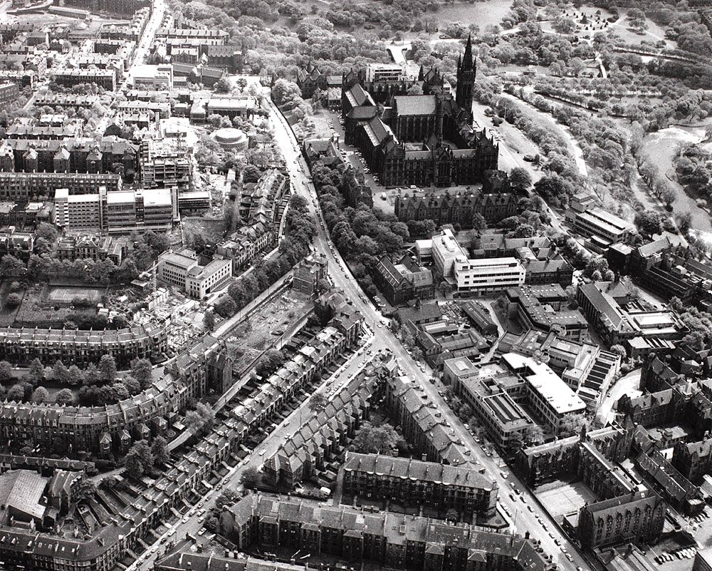 PastGlasgow's tweet photo. A stunning aerial view of the University of Glasgow taken in 1966. The triangle of tenements at the bottom was demolished so University Ave could be realigned with Highburgh Rd. What remains of it is now a car park. 

📷 University of Glasgow https://t.co/GsaFisRphH