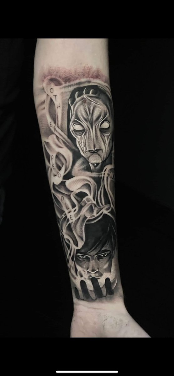 I finally got my <a href="/neilhimself/">Neil Gaiman</a> sleeve, an interpretation of his amazing short story 'Other People'. 
Neil, did I do it justice?! 🤞
#tattoo #NeilGaiman #ArmDemon