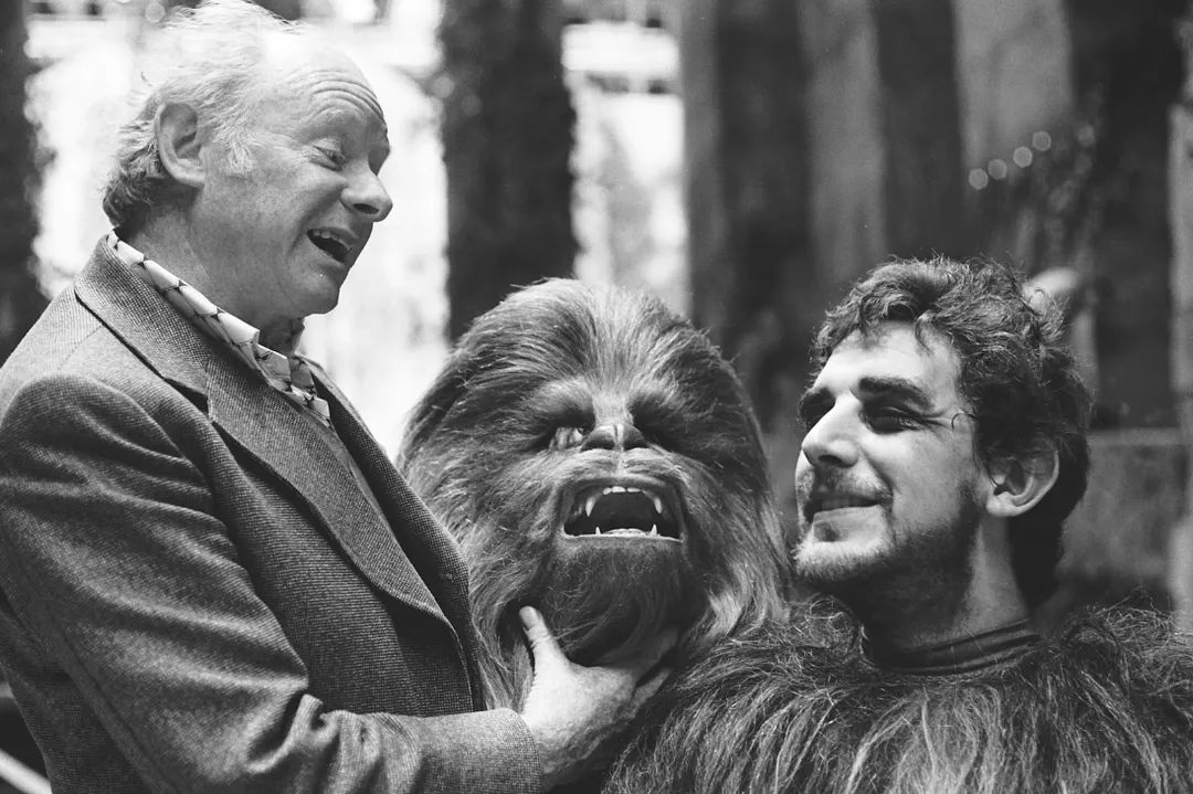 Makeup artist Stuart Freeborn and Peter Mayhew on the set of Star Wars https://t.co/Xm3DHDCjWb