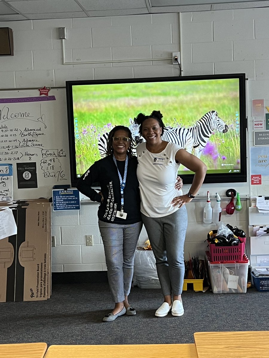 jeremywaisome's tweet photo. I survived Lake Weir Middle School 😂 We had a blast exposing students to engineering, paleontology, and machine learning today. Mrs. Cochran is a rockstar advanced science teacher for grades 6-8! We even talked to NJHS students about college life! #K12sharkAI #GoGators https://t.co/KeiOTurW7m