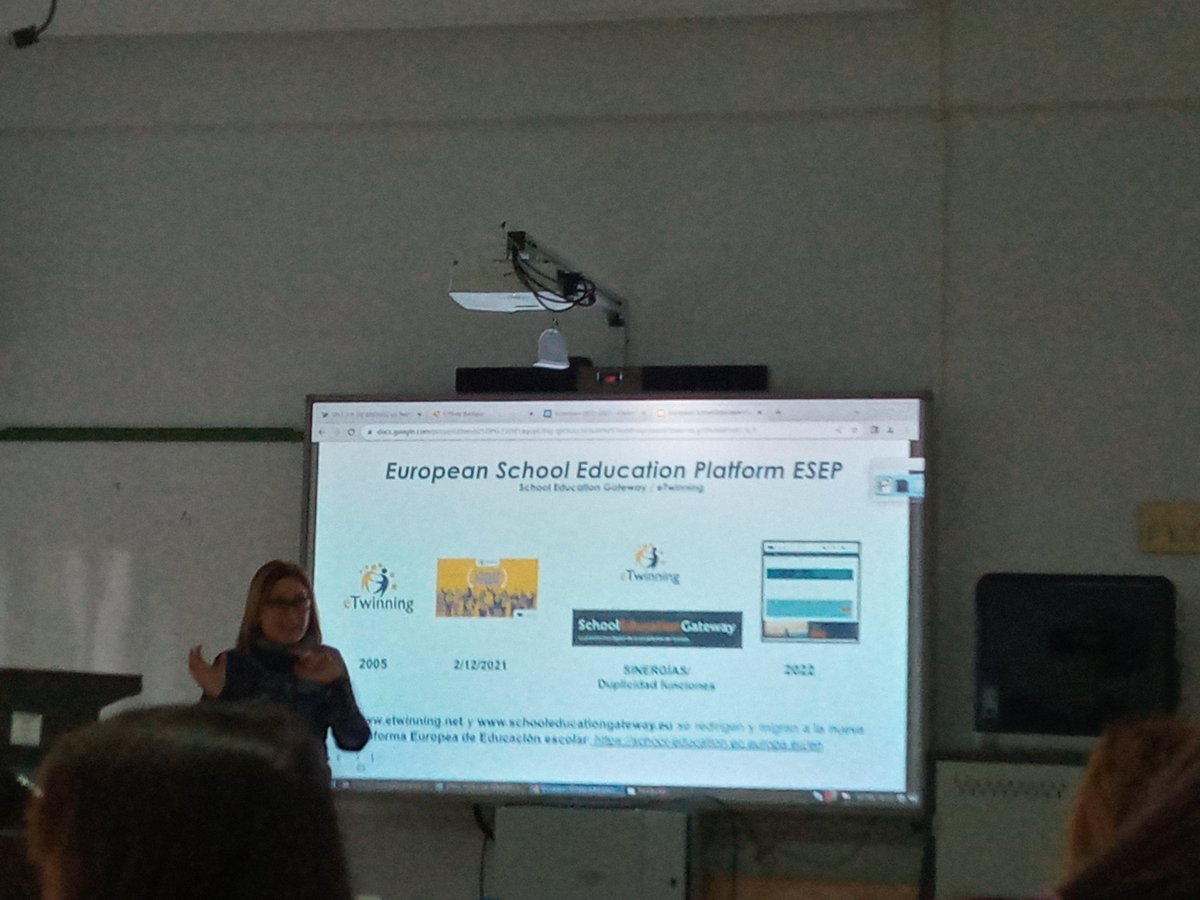 maria_matrinpe's tweet photo. Hoy en el @CPRBADAJOZ seguimos trabajando sobre el formulario KA122 con @antoniocumpli y las sinergias eTwinning #Erasmusplus . Gracias @eTwinning_es por el material promocional. #CPRerasmusplus @yhermosovega https://t.co/RpJmpJjRCs