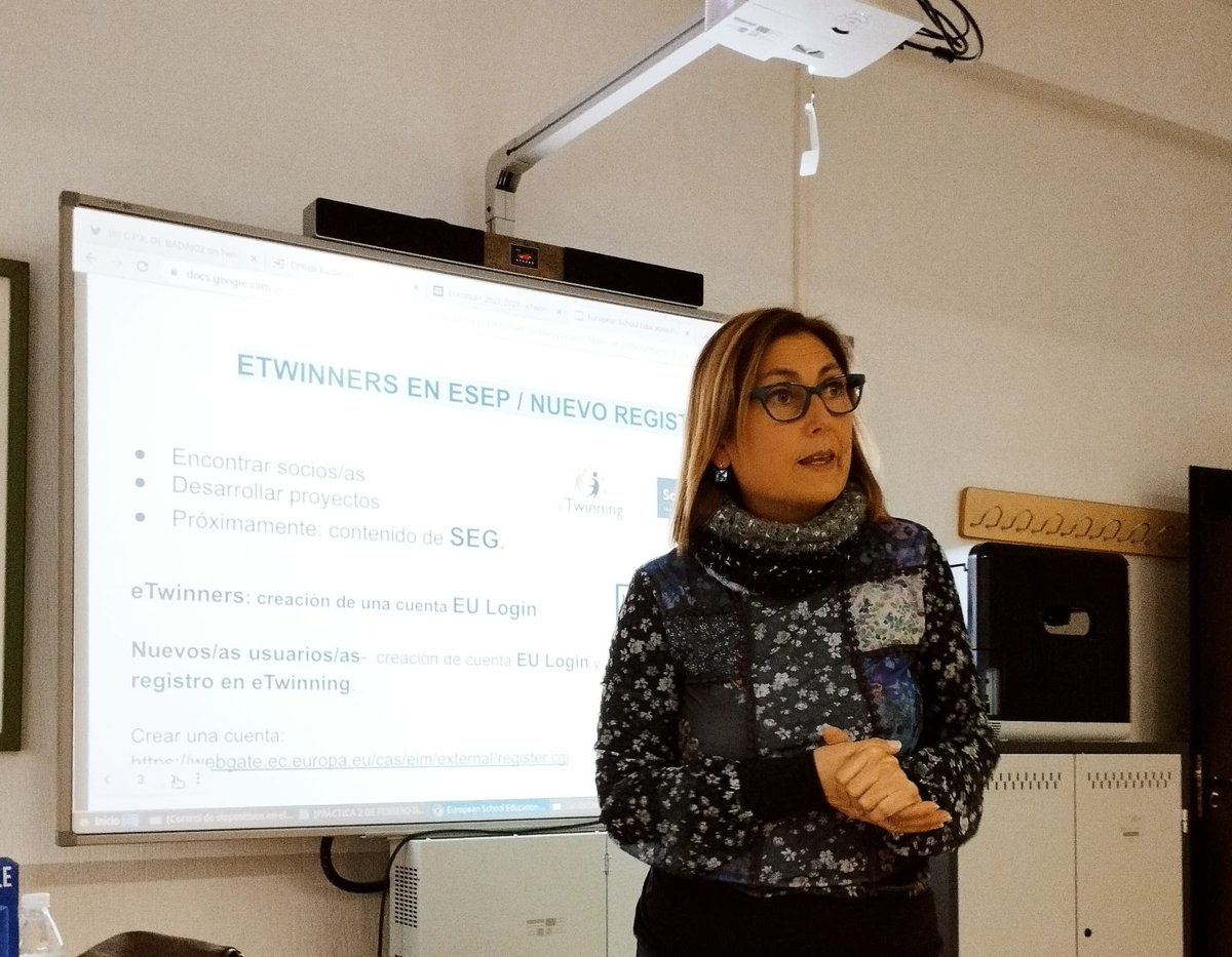 maria_matrinpe's tweet photo. Hoy en el @CPRBADAJOZ seguimos trabajando sobre el formulario KA122 con @antoniocumpli y las sinergias eTwinning #Erasmusplus . Gracias @eTwinning_es por el material promocional. #CPRerasmusplus @yhermosovega https://t.co/RpJmpJjRCs
