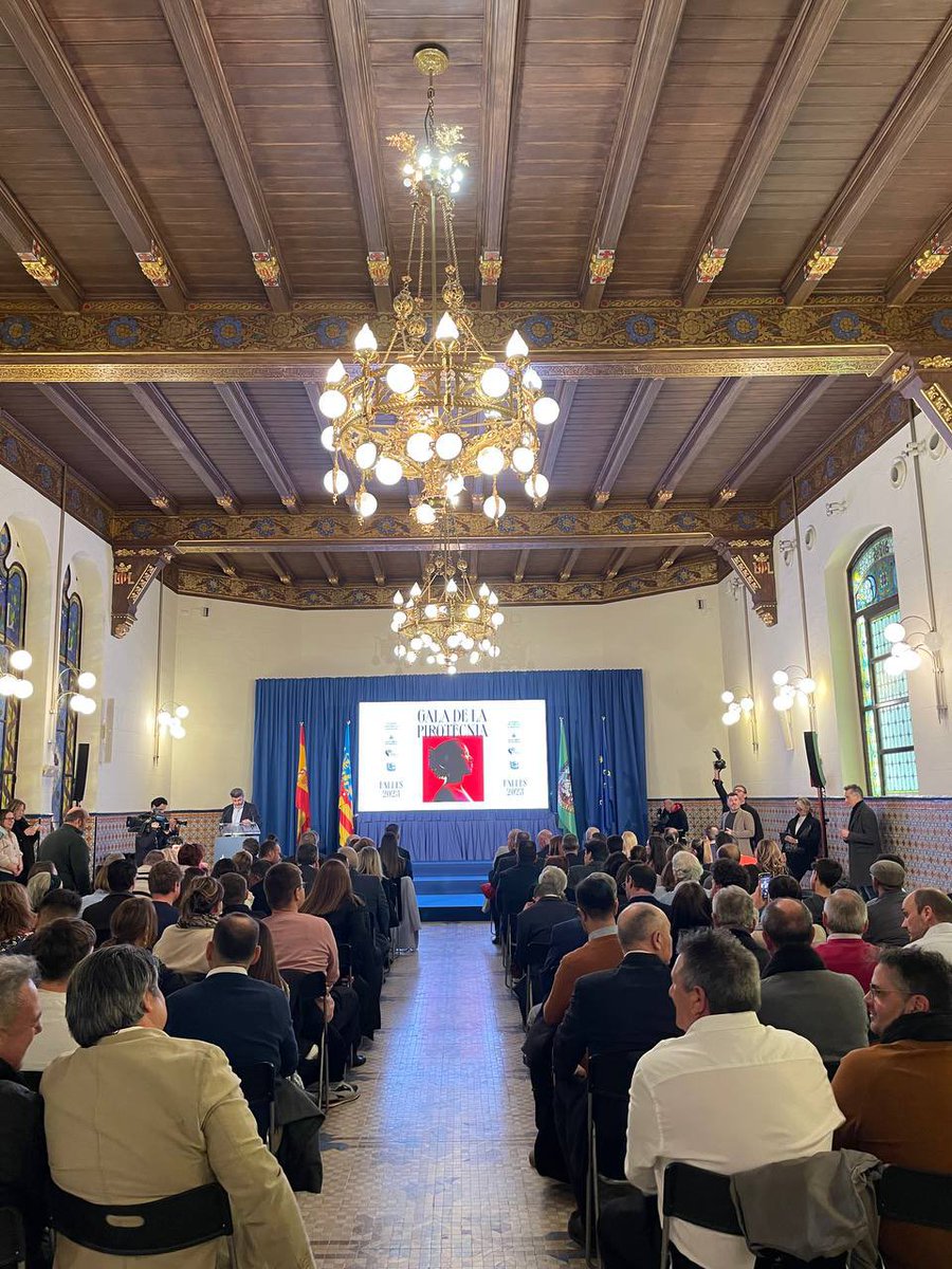 CsValencia_C's tweet photo. 🍊Hoy nuestra concejal @amparopicoCS ha asistido a la Gala de la Pirotécnia, donde se ha reconocido la gran labor de estos grandes artistas que dan sonido cada año a nuestras Fallas.
#Fallas2023 https://t.co/yMOrCNGcoy