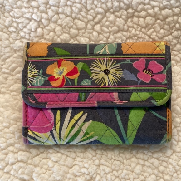 RedeuxThreads's tweet photo. So good I had to share! Check out all the items I'm loving on @Poshmarkapp from @oakcourt_eileen #poshmark #fashion #style #shopmycloset #verabradley: https://t.co/l53eh1OHA2 https://t.co/C0aBRrs4GI