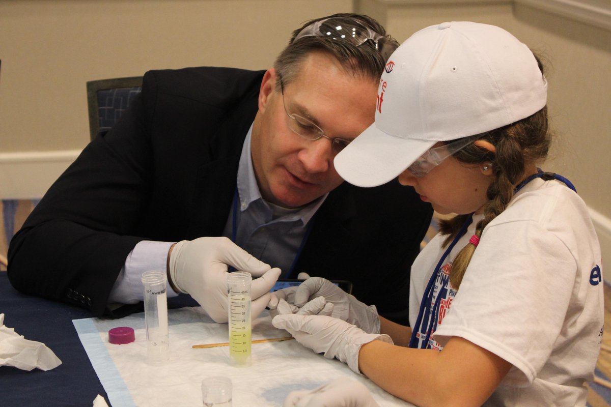 ChanZuckerberg's tweet photo. For @curehht, building a patient-centric research network means:
🔎 Identifying critical gaps in #RareDiseae research
🗺️ Creating a strategic research roadmap
🫱🏼🫲🏿 Ensuring patient voice is prioritized
Learn more about their work in #RareAsOne ➡️ https://t.co/4jr9b03Jtm https://t.co/4rUicOF5O8