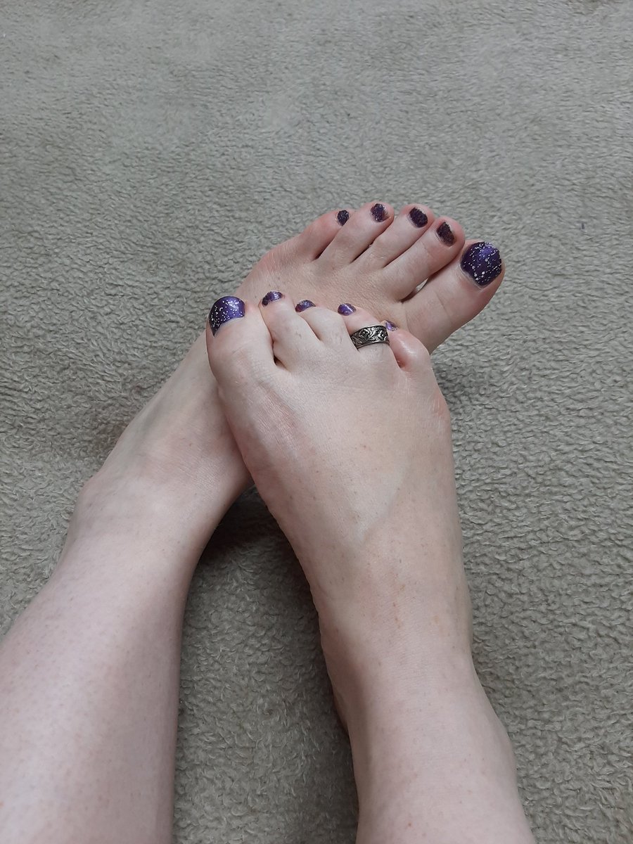 AngelSnowflake4's tweet photo. This week is almost over! And just like the week, this paint job is very old! Nothing, same colour or new colour?

Lots of content available on @Feetfinder ! I would really love it if you lovelies paid me a visit? 🥰

https://t.co/0iQ5qqmS1J

#feet #feetseller #SellingContent https://t.co/oZ0q1Vp4c8
