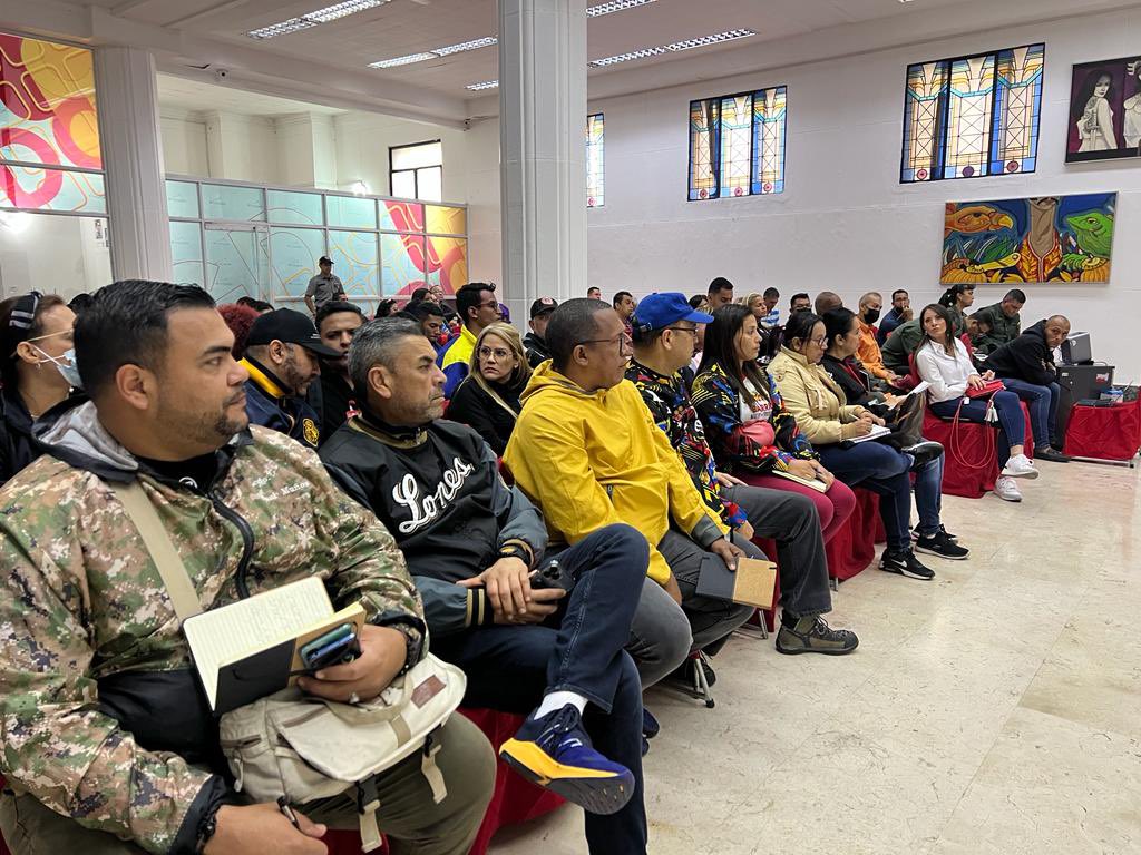 Galindez_vzla's tweet photo. La organización para la movilización es una tarea fundamental en la nueva etapa del @PartidoPSUV. Hoy acompañamos a @Nahumjfernandez en tremenda reunión de trabajo con los movilizadores del Partido de Chávez. #ChávezSiempreChávez @NicolasMaduro https://t.co/0tB4jo9nGn