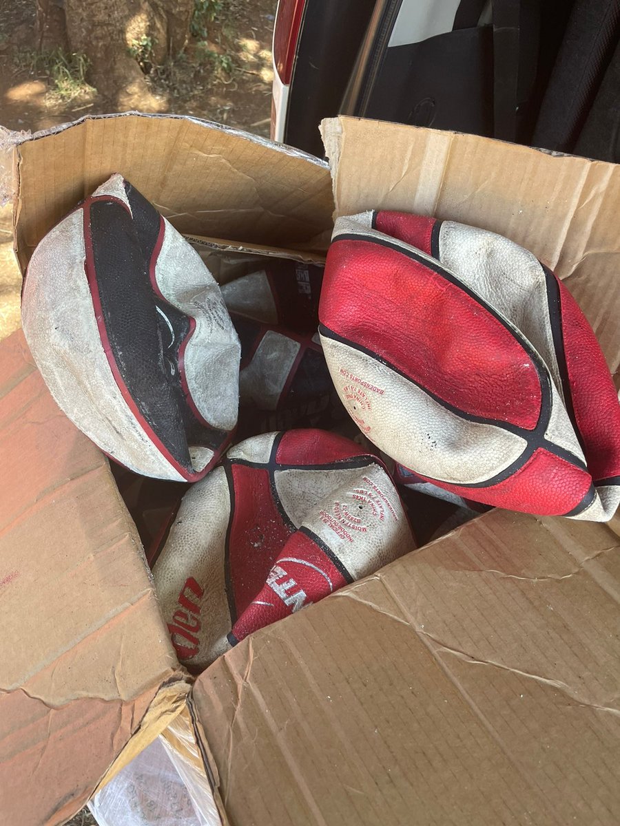 CoachEssential's tweet image. Deepest. Connected. In. The. World. 

MASSIVE shout out to #ECFam @KipIoane and @WillametteMBB for sending gear and basketballs to #ECFam @Mosesmuge in Kenya for his club! 

This is what it’s all about. Exponential generational change through the #HumanComponent.