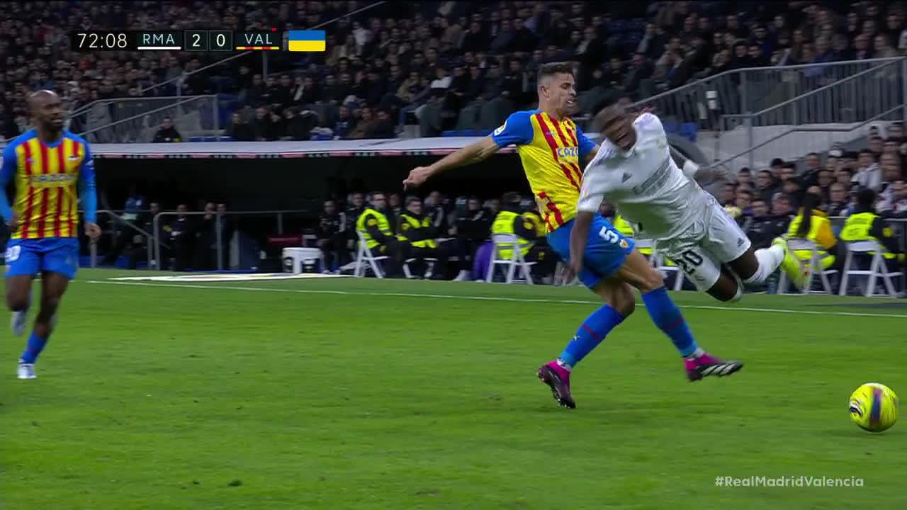 STRAIGHT RED FOR PAULISTA ON THIS KICK 😬”