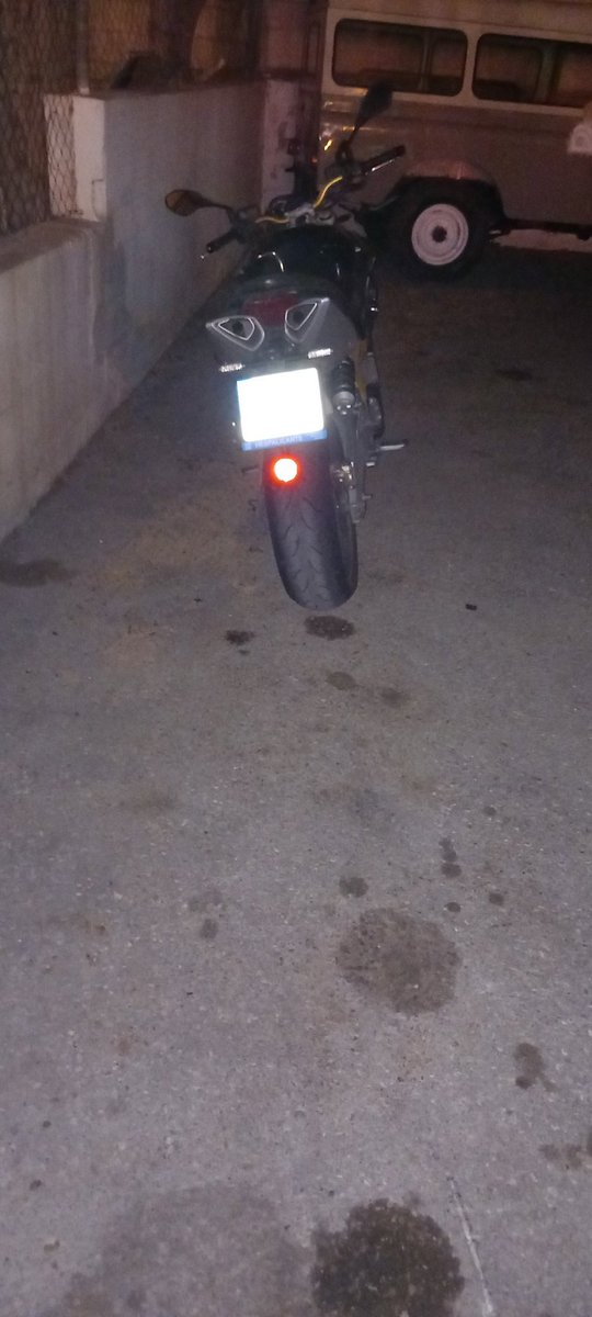 Edysoooon's tweet photo. Hoy acabo de descubrir la solución a cualquier multa de velocidad, no llevar casco/cinturon y mucho mas, siempre que, no te la ponga un señor agente oficial de los cuerpos de seguridad y defensa del estado constitucional español https://t.co/PiF56eOgxv