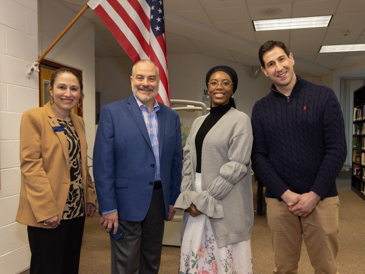 SCSUTopOwl's tweet image. ⚛️ Thanks to an annual $5,000 scholarship from the newly established Together We Grow/101 College Street Fund, future @SCSU #BioPath students now have an expanded opportunity to remain in New Haven and work in this emerging life science field. bit.ly/3XXgY3O