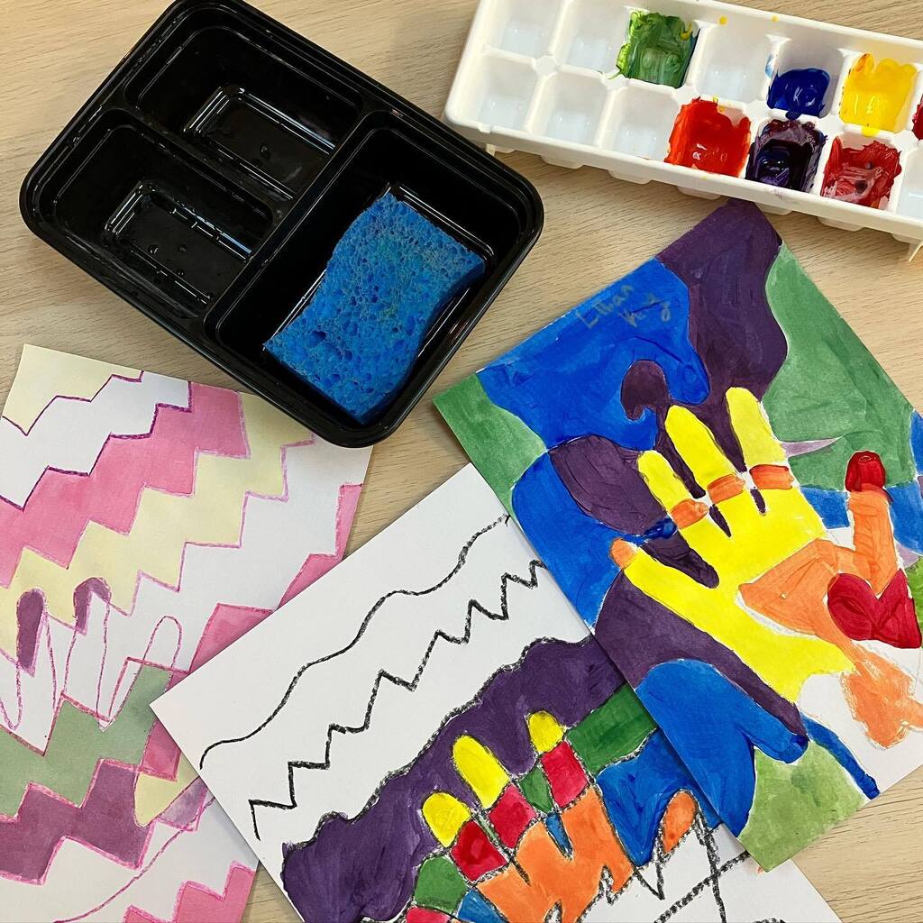 Thanks to tips from @cassie_stephenz, painting lessons have never been better! Clean up only took 5 minutes!! #artteacher #teachingartist #stilllearning instagr.am/p/CoLN-GVOhKV/