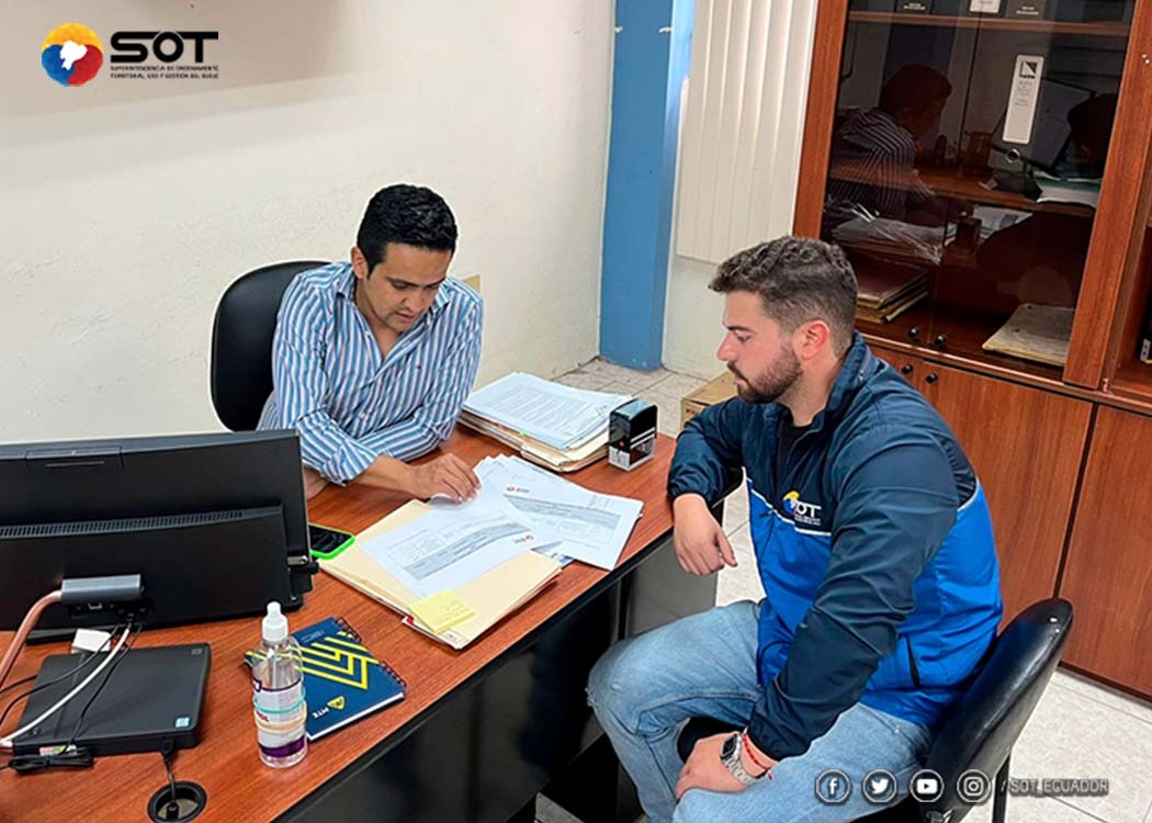 sot_ecuador's tweet photo. #MesadeTrabajo | Con el fin de garantizar el correcto registro de los instrumentos de ordenamiento territorial, planeamiento urbanístico, uso y gestión del suelo en la plataforma #IPSOT 2.0 de #SOTEcuador, la #Zonal6 brindó asistencia técnica al GAD Municipal #LaTroncal. https://t.co/MBfH6NafSH