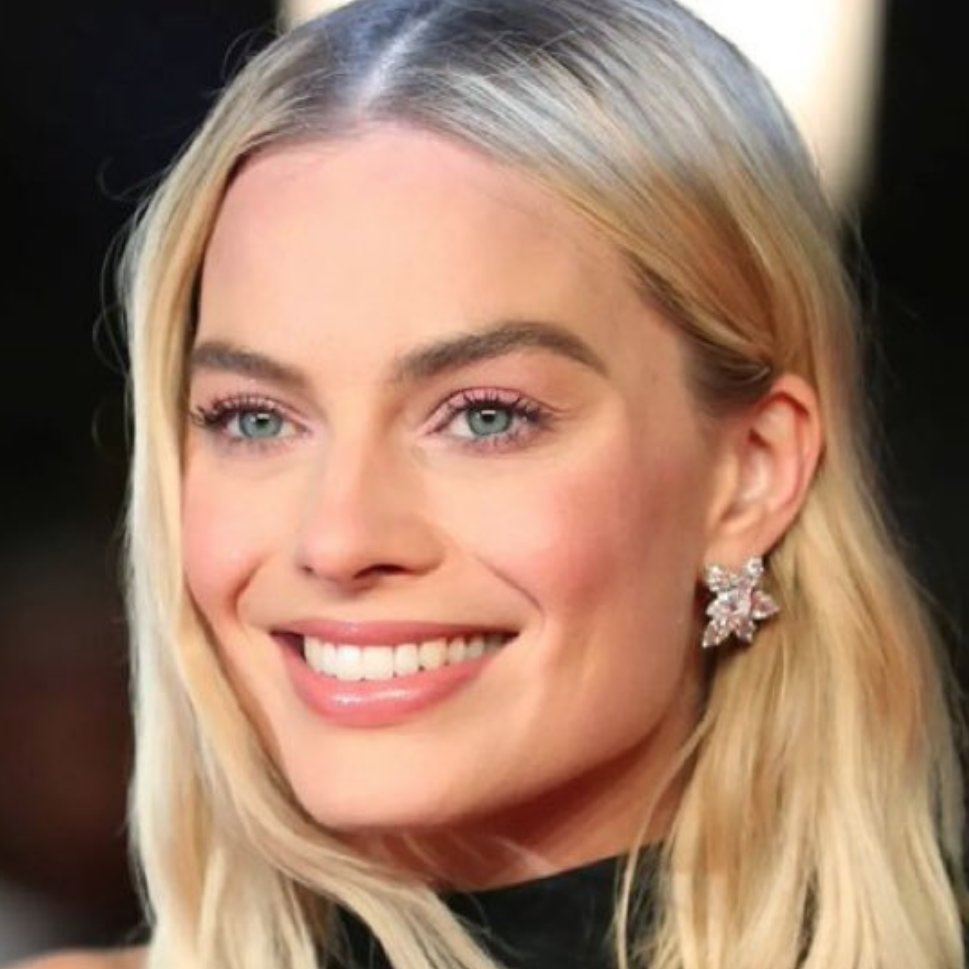 RussilloMemes's tweet photo. Per TMZ, an older guy with a boat, is dating A-List Actress Margot Robbie https://t.co/eyWgYSogM8