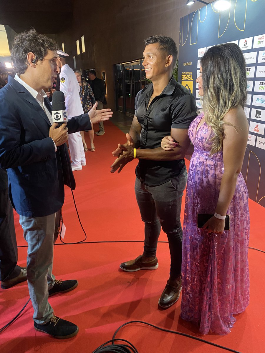 joao_grs's tweet photo. Isaquias Queiroz, um dos candidatos ao principal prêmio da noite, também está no local. Mas adotou o modo sincerão: “Bater o Alison não tem como” #pbo2022 https://t.co/uC1DFCDLTR