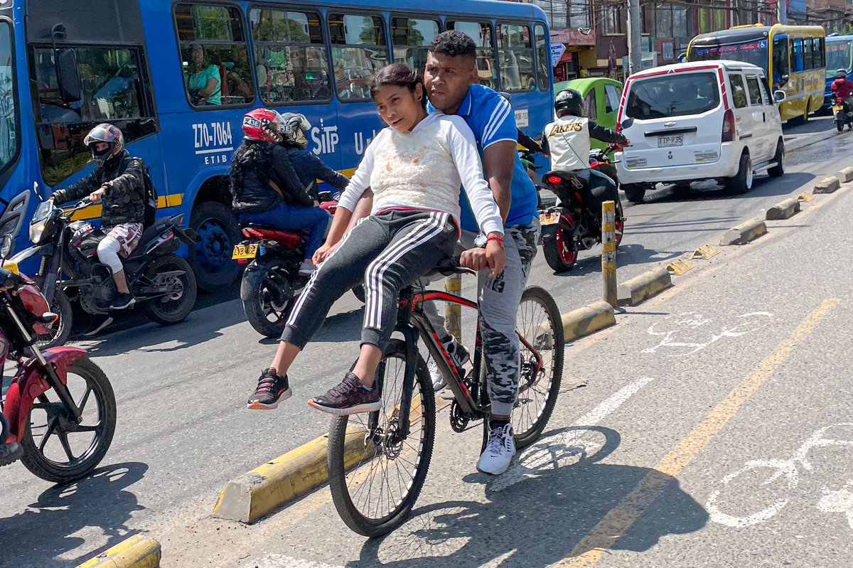 Cycling is not elitist. It an equalizer that can provide the greatest access to all. Inspiring scenes from Calle 139 ave Cali of a constant stream of cyclists. Men, women, children, seniors, entrepreneurs; space for everyone seen on day 3 of Semana de la #MovilidadSostenible