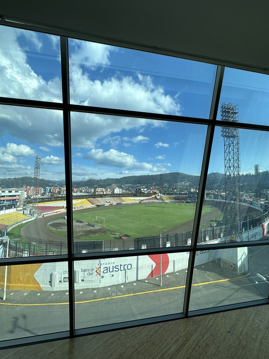 jamolestina's tweet photo. Estar en el Wyndham de Cuenca es casi como estar en el Alejandro Serrano Aguilar 😂⚽️, ¡¡¡que bacan!!! https://t.co/BeDEPxlCLJ