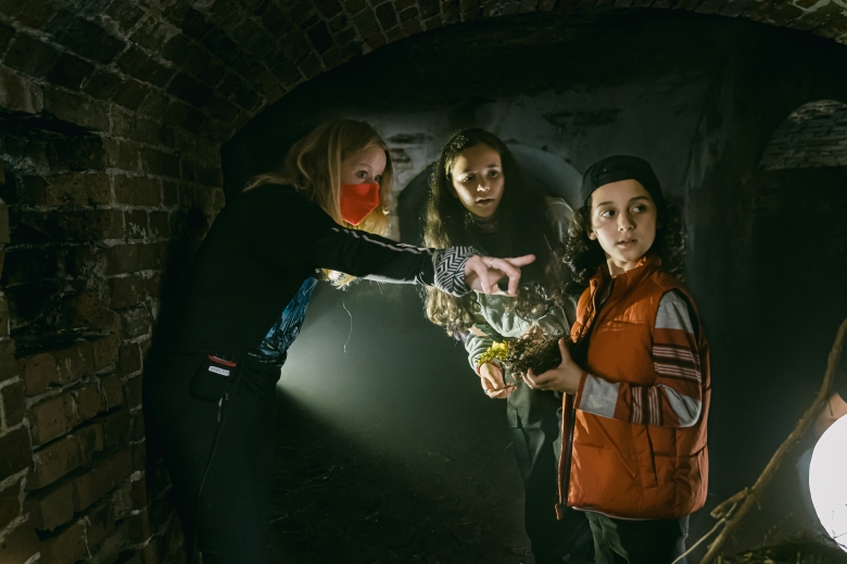 theeaglesvision's tweet photo. No Filmmaking Challenge Can Scare Roxanne Benjamin: Working with kids? Feature-length horror on a TV schedule? The director of... https://t.co/n5klqj01eA | @IndieWire #RoxanneBenjamin #TheresSomethingWrongwiththeChildren #IndieWire https://t.co/cHlayEjGx1