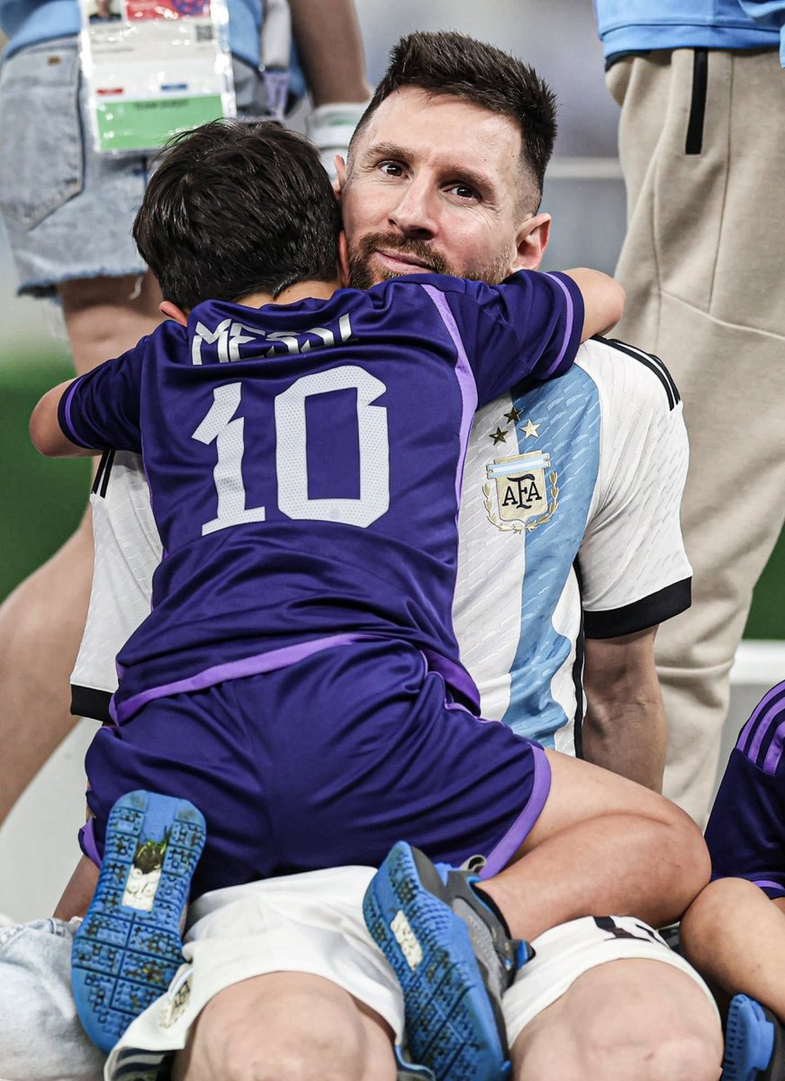 Messismo10's tweet photo. "Mis hijos me cargan con el 'andá pa' allá, bobo'. Cuando pasa algo o se pelean entre ellos lo dicen".

Messi con @DiarioOle. https://t.co/PqbkdDZuuC