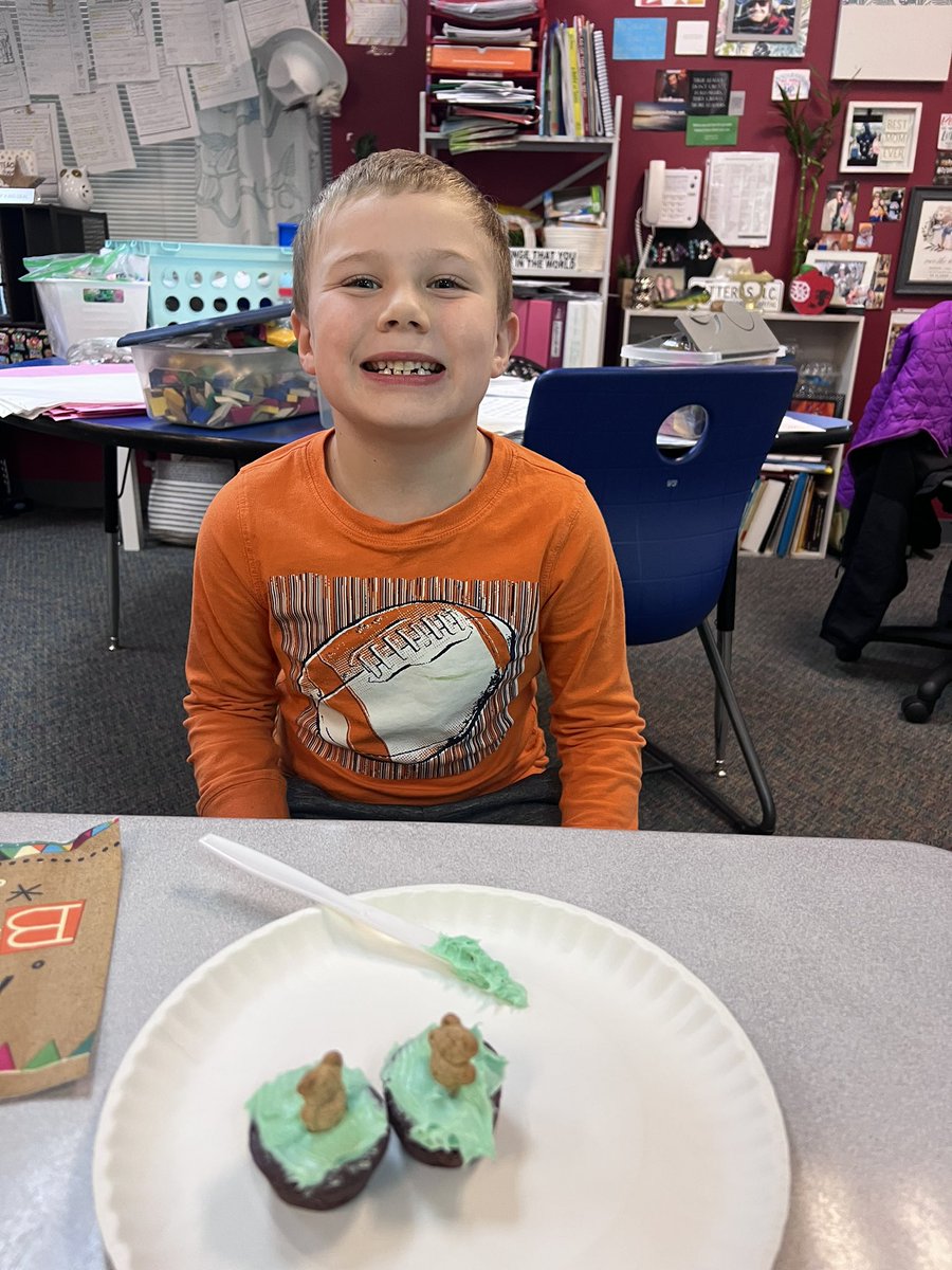 ms_dinardo's tweet photo. @MillsRiverSch Groundhog snack! Sadly Phil saw his shadow, 6 more weeks of winter! ❄️  #theplacetobe #heretofly https://t.co/vfAsA6GMs8