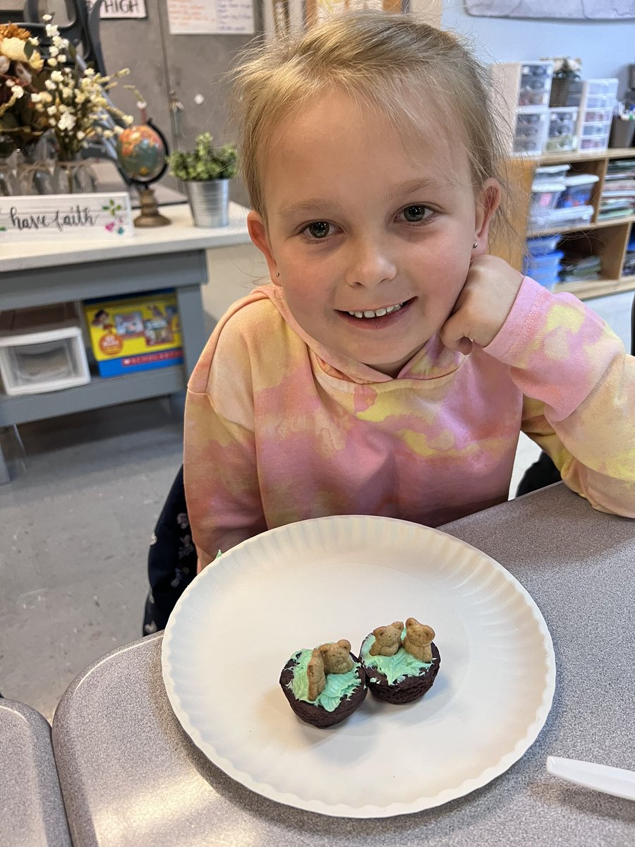 ms_dinardo's tweet photo. @MillsRiverSch Groundhog snack! Sadly Phil saw his shadow, 6 more weeks of winter! ❄️  #theplacetobe #heretofly https://t.co/tJECTBhIA1