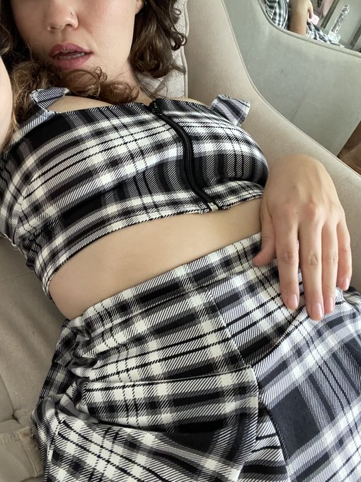 2 pic. how do you like to pass time ? :) https://t.co/UQkHLBkTyd