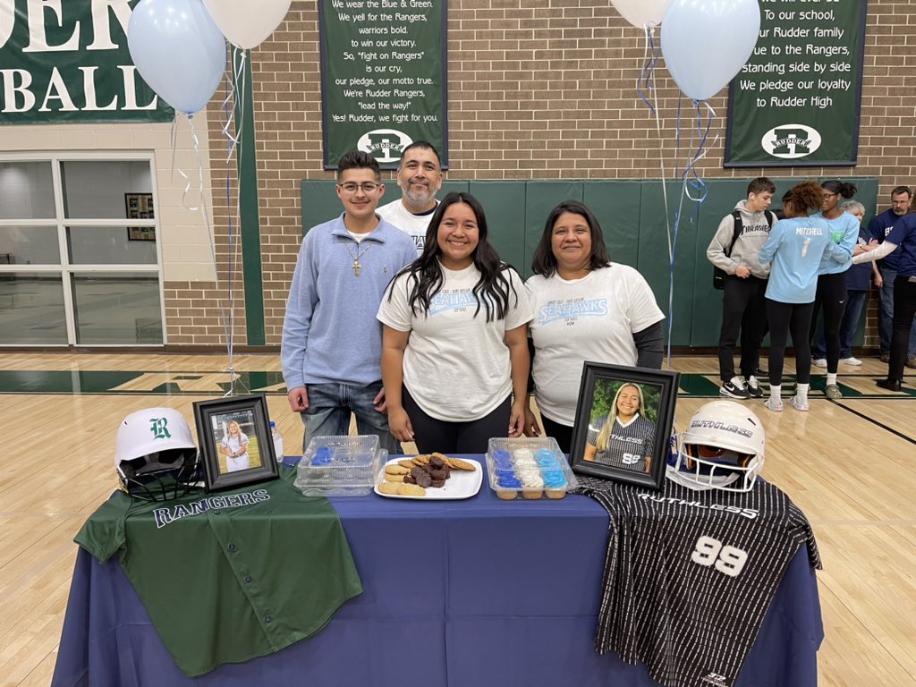 mia14992069's tweet photo. so excited i got the opportunity to sign with some of my classmates and start the next chapter of my life !!! go seahawks💙🤍 @LSCPA_Softball https://t.co/oavnuzUens