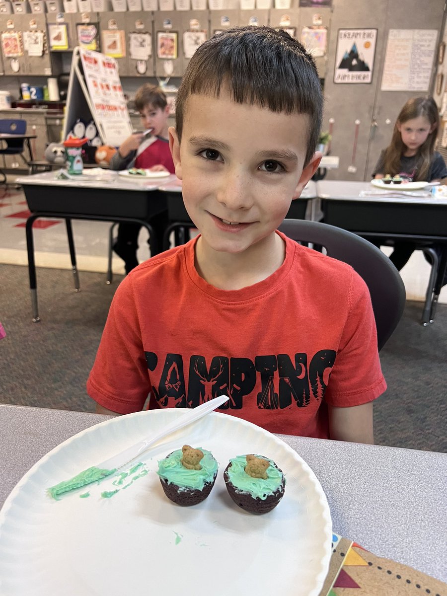 ms_dinardo's tweet photo. @MillsRiverSch Groundhog snack! Sadly Phil saw his shadow, 6 more weeks of winter! ❄️  #theplacetobe #heretofly https://t.co/pvObHKVYsX