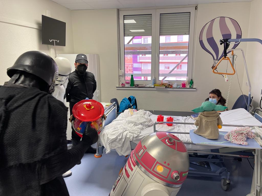 R2BuildersSpain's tweet photo. Nuestro compañero Andoni con su @R2KT_Droid ha tenido una mision especial en el Hospital de cruces de Barakaldo
#r2d2builders #r2kt #r2d2buildersspain #thepinkforcefoundation
#501stlegion #badguysdoinggood
#501st #501stspanishgarrison @legion501 @NorthWallSquad1 https://t.co/7g5RfCeKtG