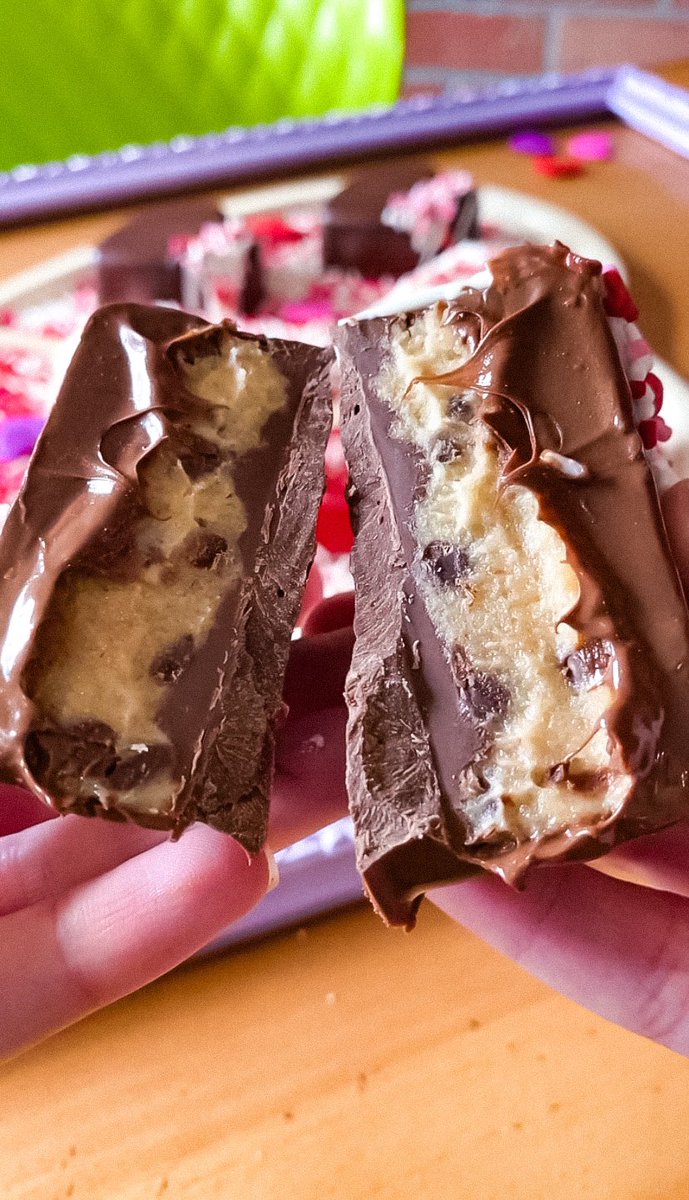 MilkDessertBar's tweet photo. nationwide shipping GIVEAWAY time!

we're giving away one chocolate chip cookie cake, two cakesicles, and four chocolate hearts to one lucky MDBestie.

like/follow/rt and tag your valentine to enter. closes tuesday, 02/07 https://t.co/dl8eowIh3Q