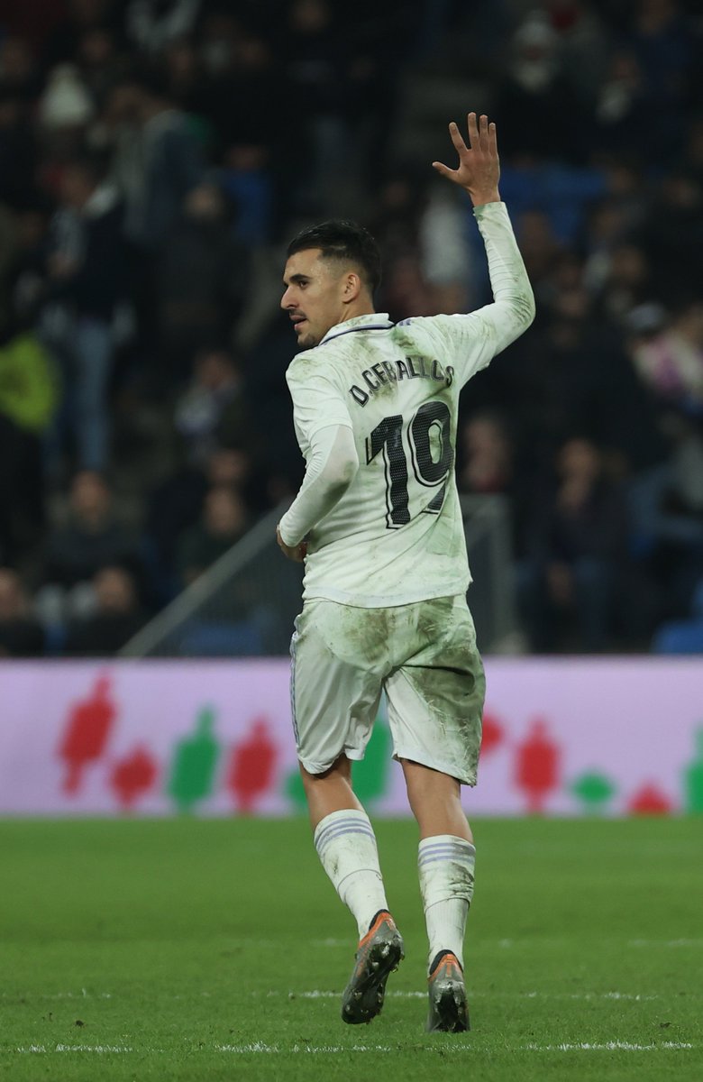 😊👋🤍 El Bernabéu a tus pies,  𝘮𝘢𝘨𝘰 <a href="/DaniCeballos46/">Daniel Ceballos</a>... ✨✨✨

#RealMadridValencia | #LaLigaSantander