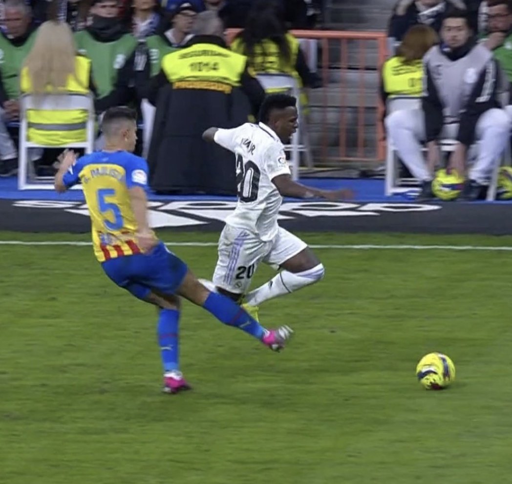 UNIVERSO_1899's tweet photo. Hoy Paulista ha hecho lo que muchos aplaudían cuando lo hacía Pepe con Messi en cada clásico. Incluso menos. Lo de hoy es roja clarísima y de varios partidos y no se puede permitir ni con Vinicius ni con nadie, pero me toca los cojones la doble vara de medir siempre. https://t.co/qZGBLSpvRB