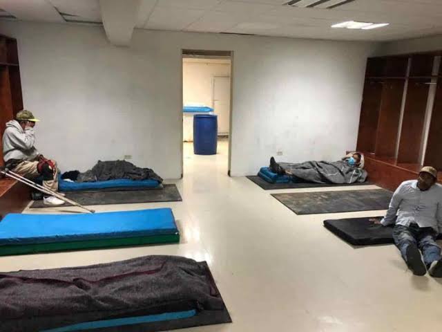 MartinJuarez64's tweet photo. Ante la emergencia climática, el #Ayuntamiento de #Reynosa activa #OperativoCarrusel para proteger la #integridadfísica y #salud de su #población. Se invito a las personas a #refugiarse en el #AlbergueTemporal del #Polideportivo y brindó #cobijas, calcetines y #bebidascalientes. https://t.co/yilRtEzQW6