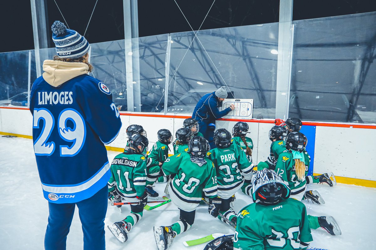 ManitobaMoose's tweet photo. Last week we braved the cold for our #CommunityPracticeSeries, presented by @assiniboinezoo️ 🏒❄️

Four minor hockey teams laced up with some Moose players &amp; ran drills with Jets Hockey Development Instructors.

Congratulations to all of our winning teams! We had a blast 👏 https://t.co/hbJ1ChJOib