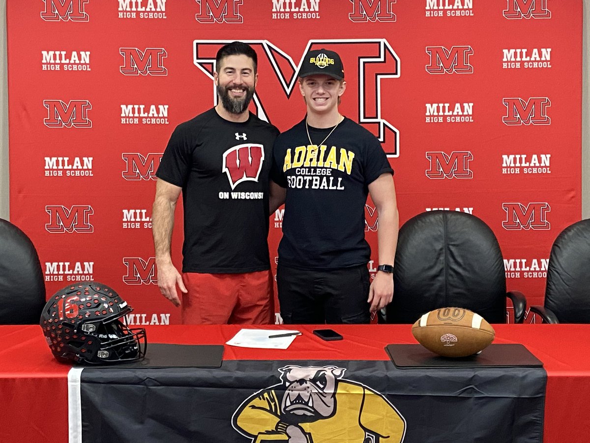 Officially Signed with Adrian College today! Go Bulldogs 🟡⚫️🟡