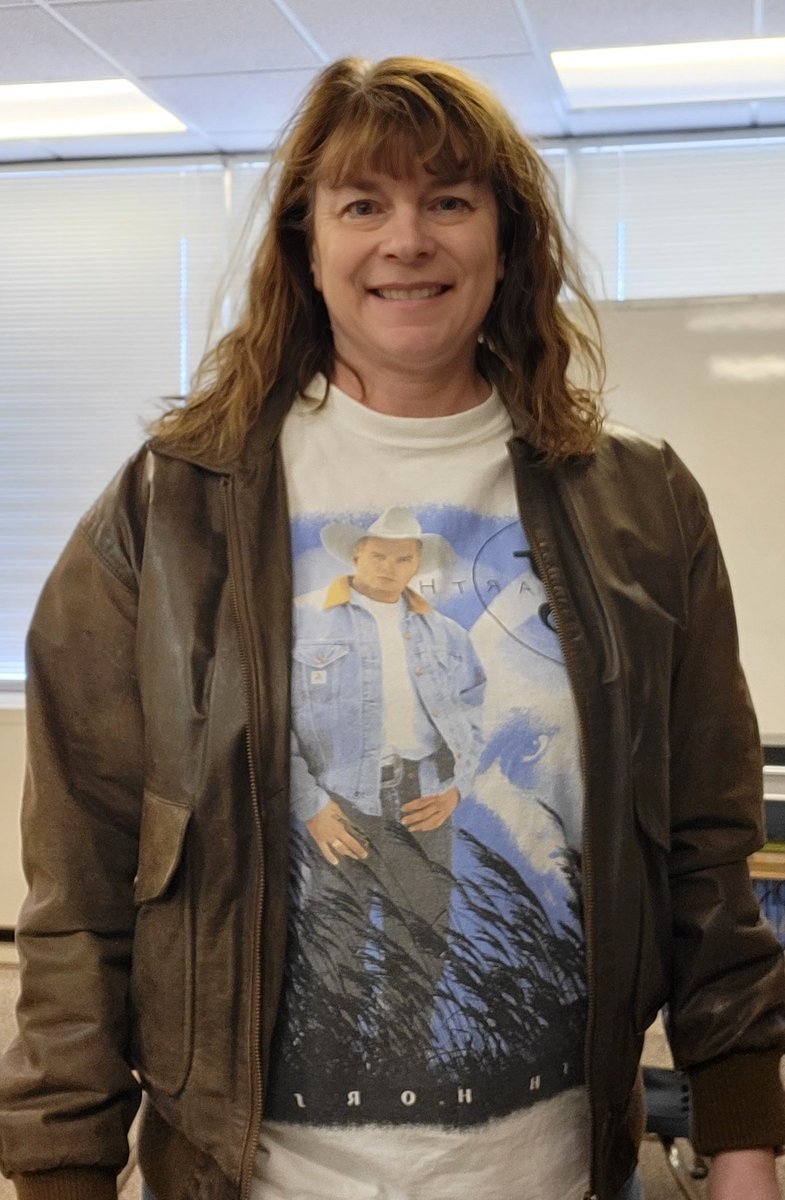 cjh_2013's tweet photo. When it's decades day at school,  one dresses from the 90s. @garthbrooks https://t.co/5glDT3WUvS