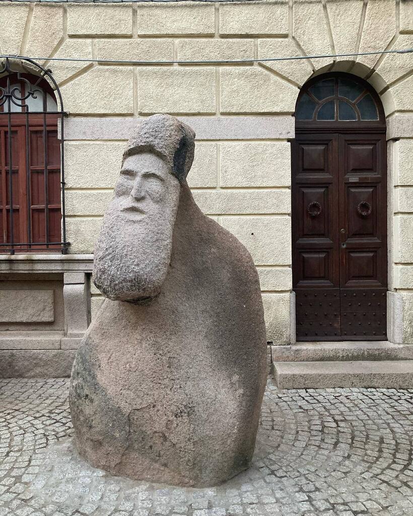 unsardoingiro's tweet image. L’arte delle strade rende i borghi dei musei a cielo aperto.

È il caso del borgo di #Aggius in Gallura che nel 2018 ha inaugurato il Museo AAAPerto di arte contemporanea con sculture, fotografie, murales, opere d’arte dipinte su saracinesche.

A giugno … instagr.am/p/CoLVAB4NvPk/