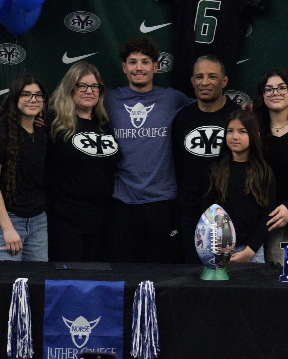 EvanAguirre06's tweet photo. ✍🏼
@LutherFootball @CoachTroche56 @CoachBarnes21 @Coach_T_Souza https://t.co/q5Wa1TBmko