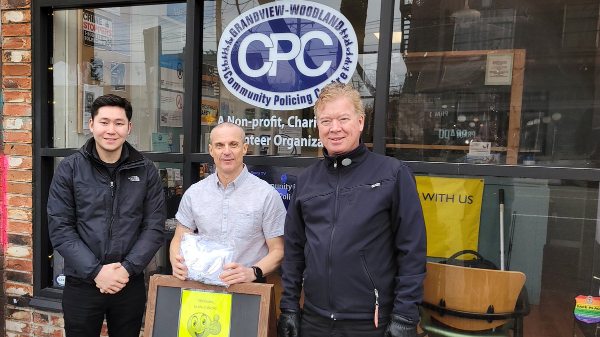 TheGWCPC's tweet photo. @RoadSafety_Paul Thank you dropping into the #gwcpc this afternoon to say hello๐, & providing us with these extra reflectors. We look forward to working closely with #ICBC & raising #roadsafetyawareness & #PedestrianSafety #BCRN #vpdtraffic #commercaild #vancommunitypolicing https://t.co/qjV0J5SDUf