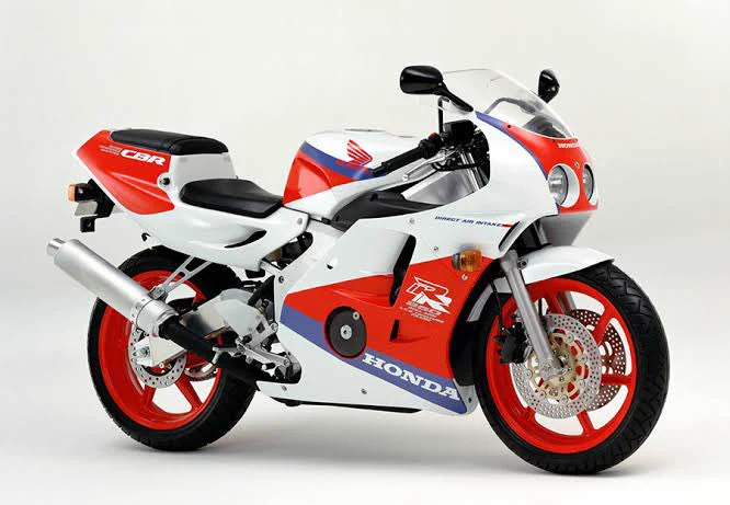 マジでこれなんだな。発表されたZX-4RRも、ZXR400Rという御先祖様がいるからね〜。CBR250RRも現行型は2気筒だけど御先祖様は4気筒だしね。 