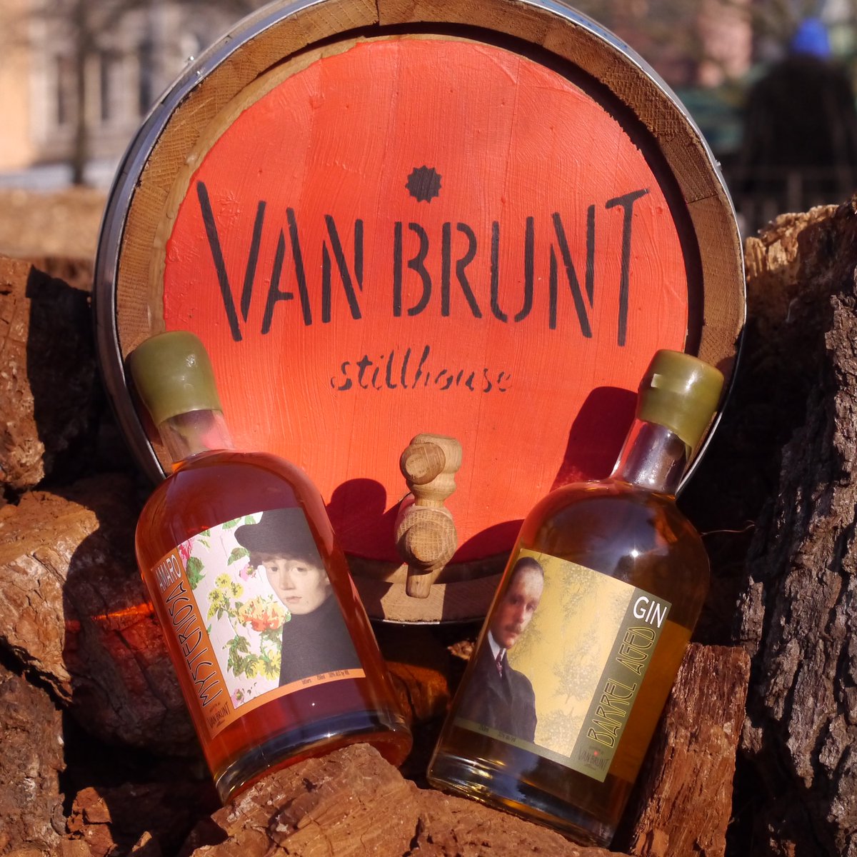 Today marks the launch of our NEW “Amaro Mysteriosa” and limited edition “Barrel Aged Gin”! Thanks to more than 10 years of your support, Van Brunt Stillhouse continues to innovate with this novel departure from our typical product line. We can't wait to hear what you think! 🥂