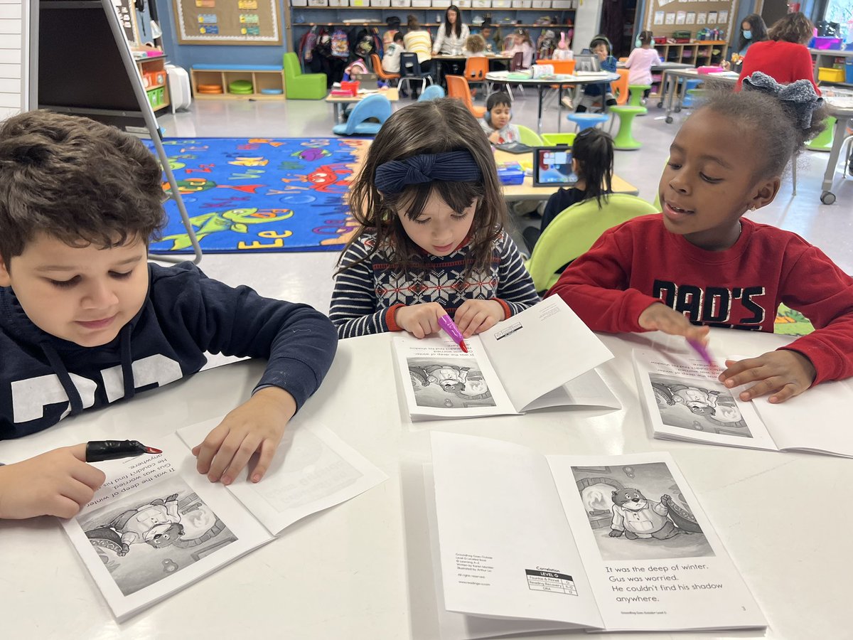 Today we practiced pointing to each word as we read! We read a story about Groundhog’s Day 📖📚 #teamwillow <a href="/WillowRoadVS13/">Willow Road School</a>
