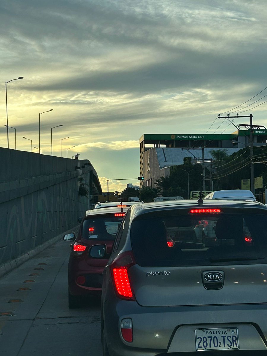 grupoeldeber's tweet photo. A las 18:15, de este jueves, el puente del 4to anillo de la avenida Cristo Redentor fue cerrado por la instalación de las luminarias en ese sector de la ciudad. El hecho produjo reclamos de transeúntes, que hicieron llegar su protesta a El Deber.

#SantaCruzBo https://t.co/uWWKuWTSaP